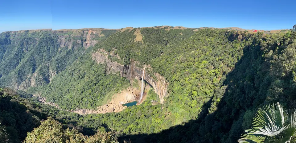 Panorama kaňonu s vodopádem v severovýchodní Indii