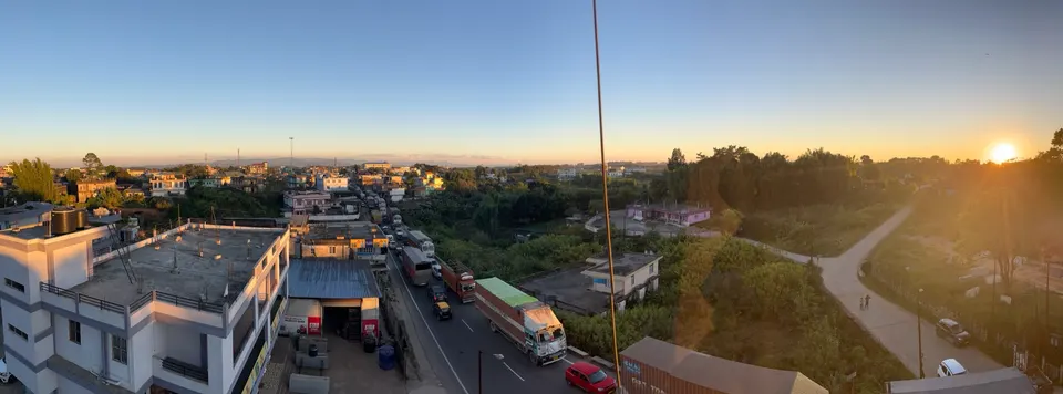 Panoramatický pohled na krajinu během terénního výzkumu