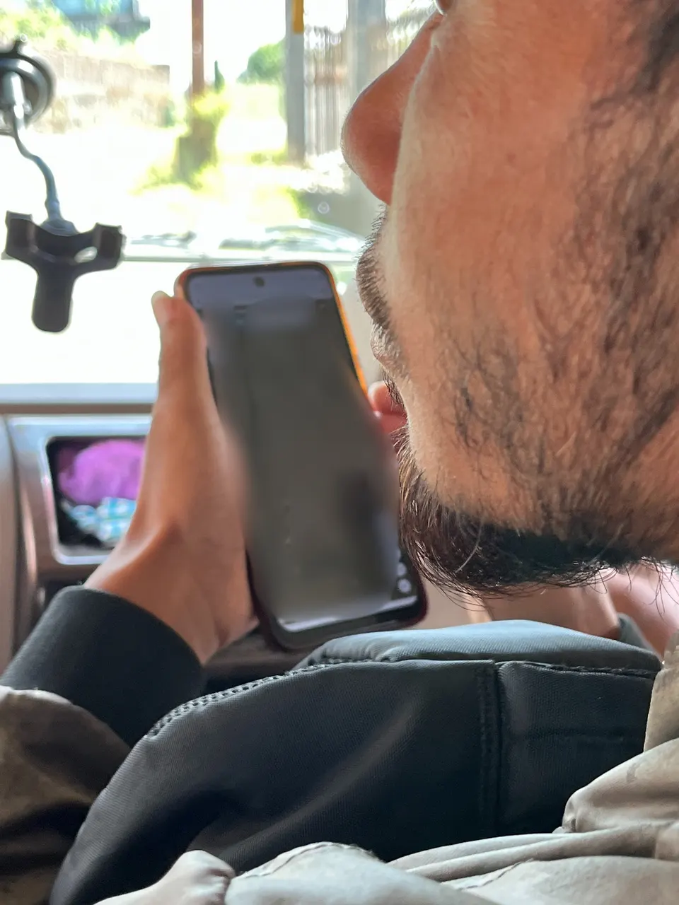 Použití stínu v kabině auta jako workaround pro lepší čtení displeje zařízení mimo přímé slunce