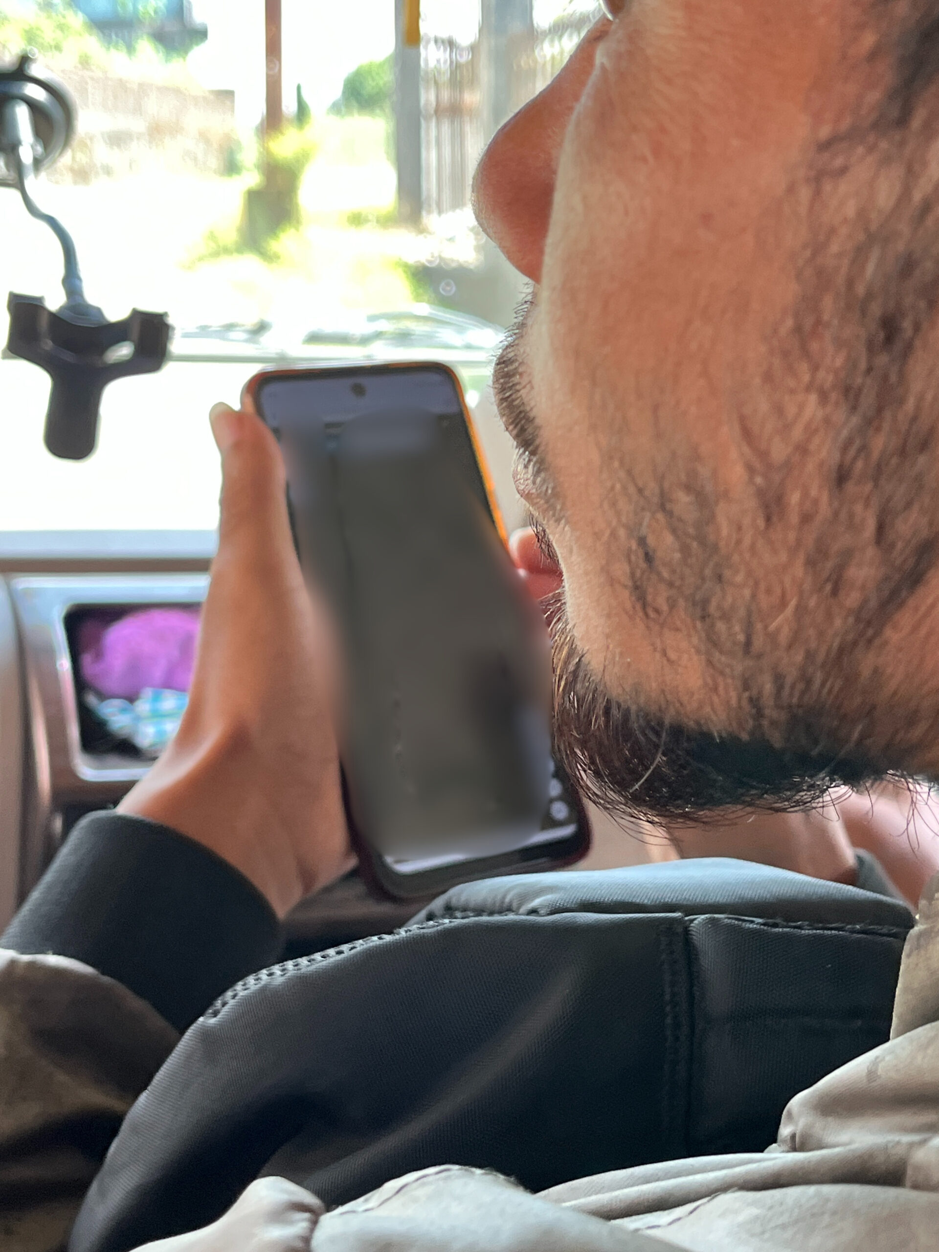 Použití stínu v kabině auta jako workaround pro lepší čtení displaye zařízení mimo přímé slunce.